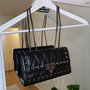 Väska - Säljer denna väskan då jag har andra jag gillar mer. Knappt använd, i nyskick.💕