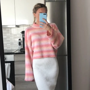 Rosa tröja från Gina tricot - Säljer denna stickade tröja ”Marion knitted sweater” från Gina tricot i storlek xs. Knappt använd! 