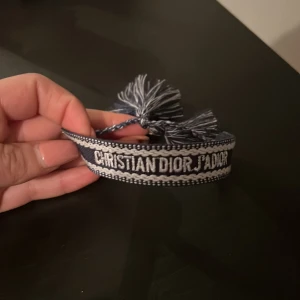 Christian dior armband  - Christian Dior armband. Går att justera. Tyg (inte äkta)