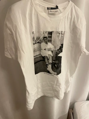 T-shirt m. Mohammed ali tryck - Unisex tröja från zara i storlek s, aldrig använd och lappen sitter kvar.