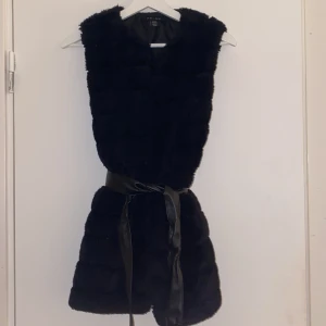 Päls väst - En jättefin svart päls väst använder tyvärr inte längre, bra skick