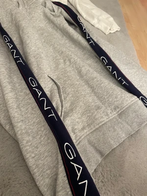 Gant hoodie - Grå gant hoodie med gant märke vid armarna. Helt oanvänd och helt felfri. Säljes pga ingen användning 