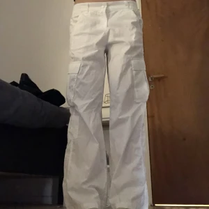 Lowrise cargobyxor  - Lågmidjade, vita cargobyxor i storlek 40 men skulle säga att de är lite små i storleken! Aldrig använda och i toppskick. Köparen står för fraktkostnaden!🥰