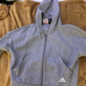 Adidas hoodie - Säljer den för sen är för liten, använd typ 1 gång.