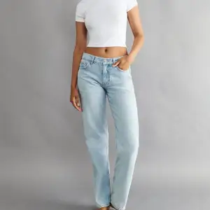 Low straight jeans från Gina Tricot. Använda några gånger men inga defekter. Köparen står för frakt. Nypris 499