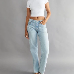 Low straight jeans  - Low straight jeans från Gina Tricot. Använda några gånger men inga defekter. Köparen står för frakt. Nypris 499