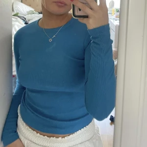 Topp från nakd - Topp från nakd i jätte fin blå färg, säljer då den blivit för liten på mig! Köparen står för frakten. Storlek xs men passar även S