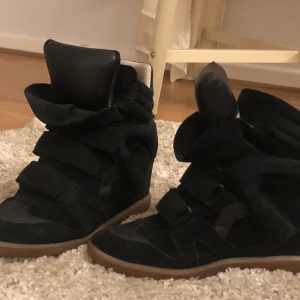 Isabel marant skor - ‼️De är stora i storleken och passar mig som vanligtvis har 38/39 ‼️Säljer mina sjukt snygga isabel marant skor. De är i fint skick och använts fåtal gånger.😇 Mina finaste skor och de passar så bra till allt och kommer vara så sjukt snygga nu i sommar/vår!🤩