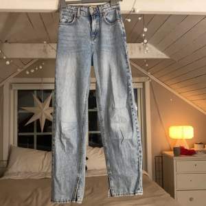 Högmidjade blå jeans med slits längst ner. Lite slitna där man spänner åt dom ( se bild👆🏼). Om fler bilder önskas, hör av er. 95 kr inklusive frakt.