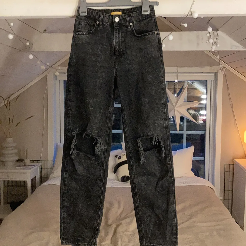 Högmidjade svarta jeans med hål i. Bra kvalite. Köpta från Gina Tricot. 100 kr inklusive frakt.. Jeans & Byxor.