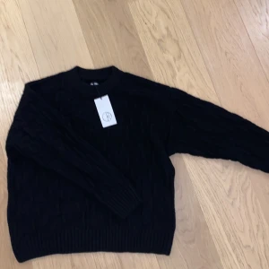 Svart Polar Knitwear tröja storlek S - Svart polar knitwear tröja. Storlek S. Helt ny, med lapp kvar. Nypris 1200kr