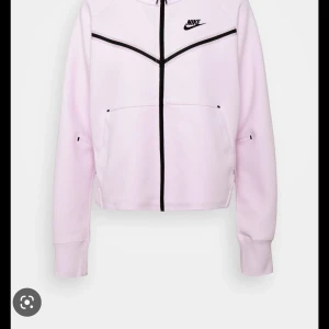 Nike tech - Säljer nu min rosa Nike tech tröja då den inte kommit till användning,kan postas eller mötas upp runt västervik 