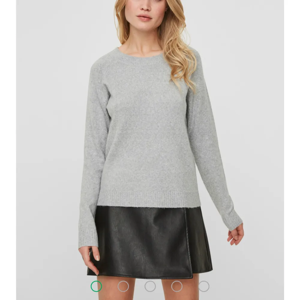Säljer en grå stickad tröja från vero moda köpt för 250 kr och säljes för 120+ frakt. Använd 2-3 gånger och är i fint skick. Om ni undrar något så tveka inte att kontakta mig :). Stickat.