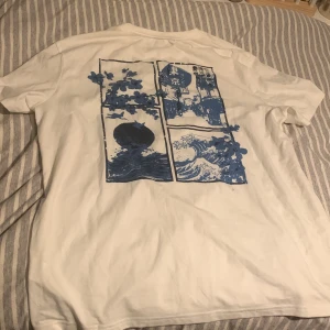 Cool vit t-shirt  - En halvt basic o halvt cool t-shirt den är  overzized och bra skick då den bara är använd fåtal gånger 