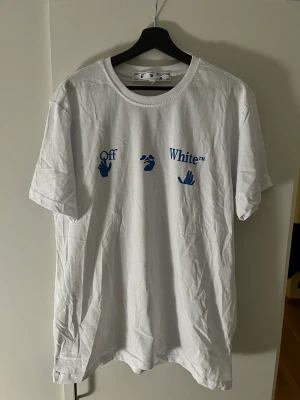 OFF WHITE T-SHIRT - Storlek L, oanvänd, legat i garderoben ett tag. 