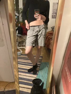 Cargoshorta - Sååå coola gröna cargoshorts med snygga detaljer på fickorna. I bra skick. 