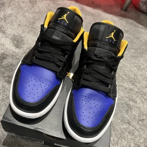 Jordan 1 Low Air Lakers  - Tänkte sälja mina Jordan lows för att jag inte passade med lows. 