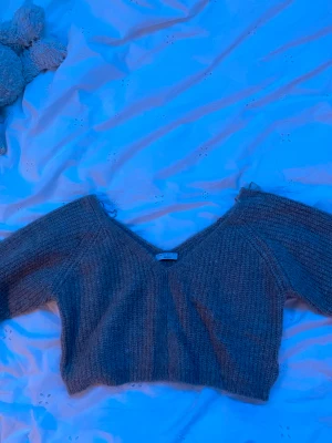 Stickad tröja - Säljer mina oanvända stickade tröja ifrån gina, den är croppad och väldigt skön inte alls stickig i materialet, den har inte kommit till användning pågrund av att den inte sitter som jag vill, köparen står för frakten