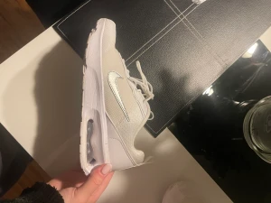 Nike Air Max  - Vita knappt använda Nike air Max. Använda Max 5 gånger. Säljs i befintligt skick och köparen står för frakten!