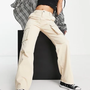 Cargo byxor  - Använda 1 gång så i nyskick men kan behöva strykas 🙌