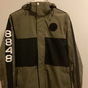 Skidjacka  - Skidjacka ifrån 8848 storlek 170 passar oxå 176 bra 8/10 i skick inga hål väldigt snygg och varm skidjacka
