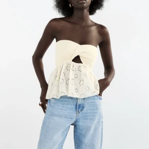 ❤️FINNS KVAR! Topp från Zara 🌼 -   Säljer denna fina Zara topp som jag köpte i somras. Slutsåld och verkar vara väldigt populär. Har redan en likadan i stl S så behöver den inte. Endast provad 💛💛💛💛