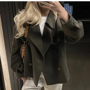 Mango kort kappa  - FÖRST TILL KVARN KÖP DIREKT FÖR 1600!!passar bra på mig som brukar ha S/M 