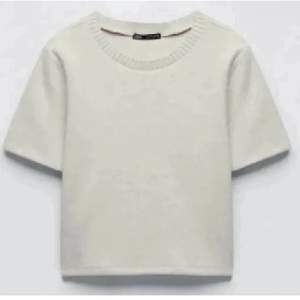 Säljer BARA den vita stickade t shirten! I storlek S och i nyskick❤️‍🩹. 150kr + frakt ❤️