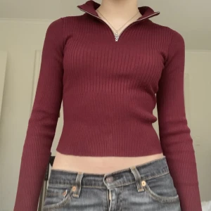 Vinröd långärmad tröja  - Skit kattig tröja med dragkedja så kan bäras på olika sätt. Fraktar (vikt ~ 230 g) eller möts upp i TC. [reupload]