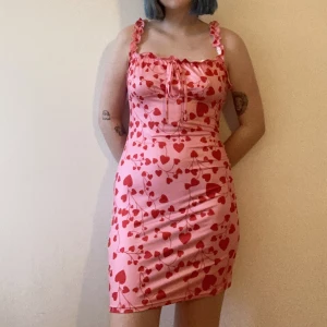 Klänning med hjärtan - Skön och stretchig klänning. Jag är ca 167 och väger typ mellan 60-65 kg. Bara använd en gång. 
