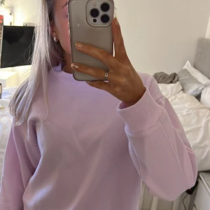 Collegetröja  - Fin ljuslila tjocktröja i S. Som ny och jätteskön. 