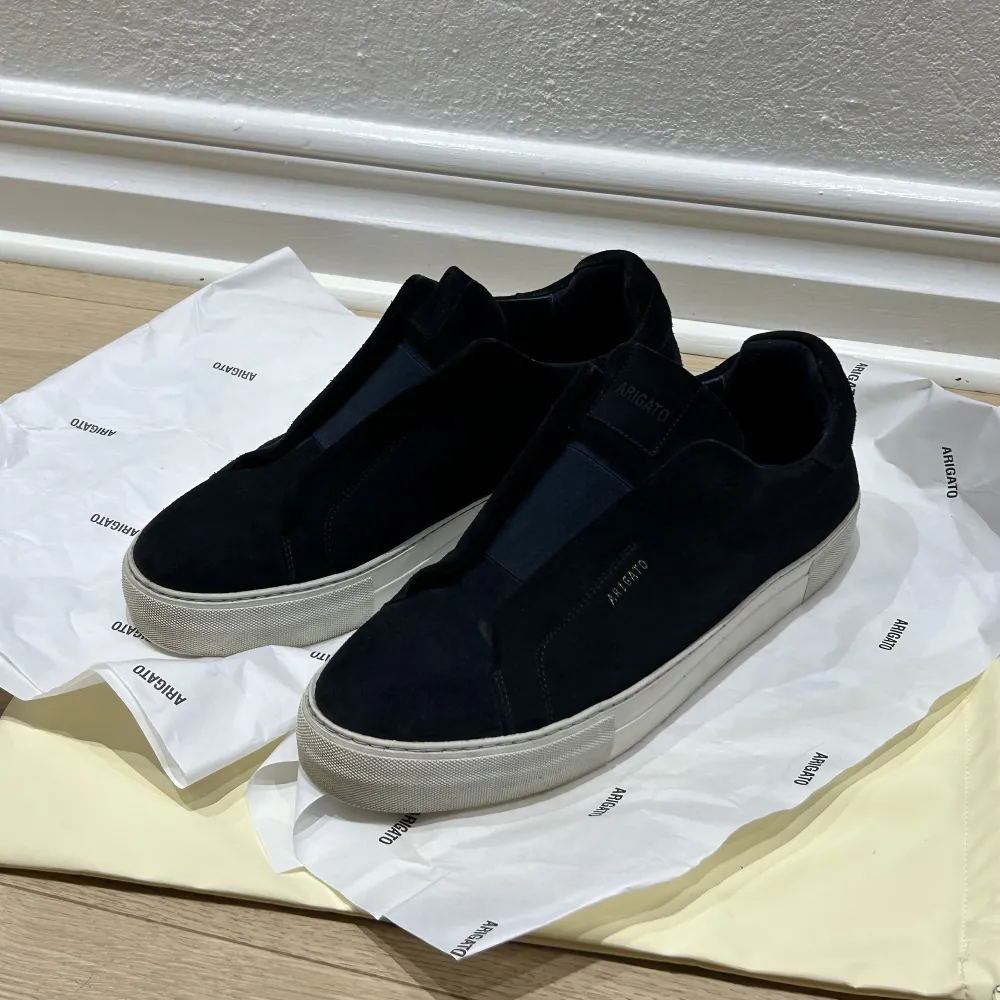 Tjena!  Säljer nu mina Arigato Clean 360 Laceless Sneaker i färgen navy 🌀  Storlek: 44 Condition: 8.5/10 Pris: 600kr . Skor.