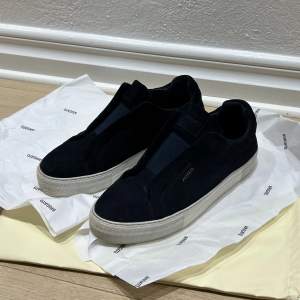 Tjena!  Säljer nu mina Arigato Clean 360 Laceless Sneaker i färgen navy 🌀  Storlek: 44 Condition: 8.5/10 Pris: 600kr 