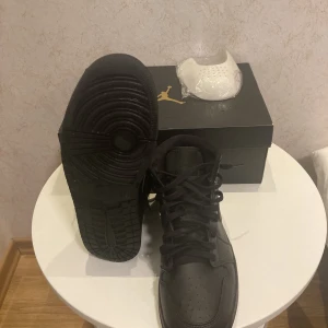 Jordan 1 svarta  - Snygga helt svarta jordans 1s som aldrig har använts bara testat. Säljer dem pågrund av att storleken var för stor. Aa 