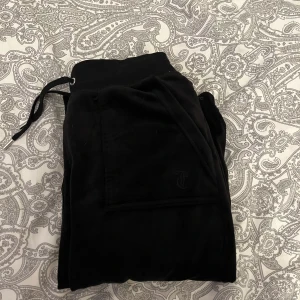 Juicy byxor xxs - Jag säljer mina svarta juicy byxor i storlek xxs då jag gått upp en storlek och inte har användning av dom. Köpte de för 1100kr på juicy coutures hemsida och säljer nu för 600kr. Skriv vid intresse!🫶🏻