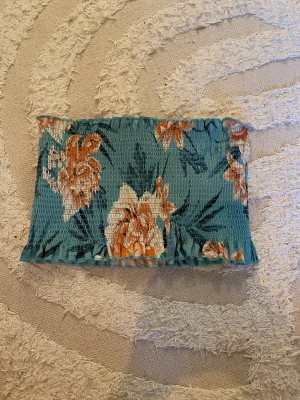 Bandeau topp från Gina tricot  - Jättefin och söt bandeau topp från Gina. Har använt typ en gång