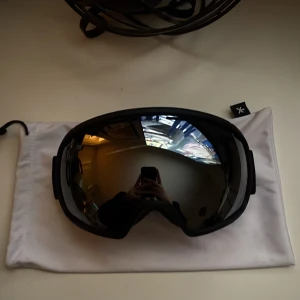 Skidglasögon (grå/svarta) frakt ingår i priset - Säljer ett par av mina skidglasögon då de inte används alls längre. Glasögonen är i jättefint skick och har inga repor eller liknande.   Priset kan självklart diskuteras