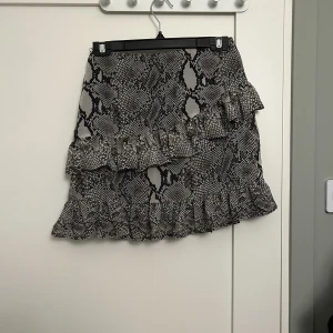 Volangkjol från Bikbok, strl. 36 - Volangkjol från Bikbok, strl. 36.