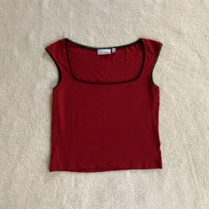 Röd topp - Topp med fyrkantig urringning och svarta spetskanter, från Hennes alltså vintage H&M! Stl M men passar mig som som brukar ha XS/S 🖤