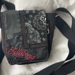 Axelremsväska  - Asball axelremsväska från billabong! Den är vintage så tecken på användning finns, men fortfarande i bra skick! 