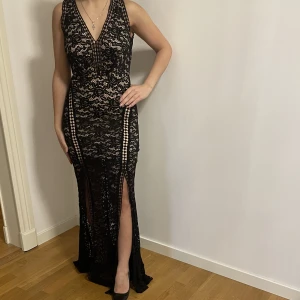 Långklänning  - Långklänning med 2 slits vid benen, storlek Xs