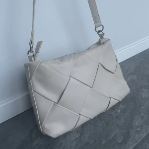 Väska - Säljer denna väska från nakd!!💞💞