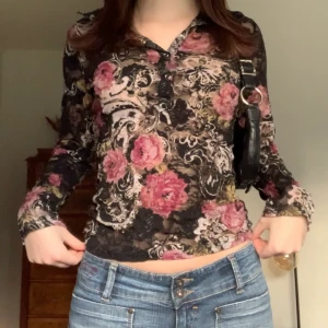 Spetstopp - Så fin mönstrad strechig topp i spets med knappar vid halsen, vintage Kappahl! (Är lite smått trådig men som man ser på bilderna är det inget man tänker på då det smälter in i mönstret) 💞