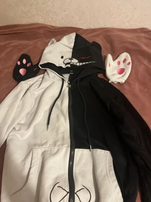 Monokuma hoodie - Köpte den för något år sen, vänster ärmen blev sliten i tvätten. Den kommer med vantar om det inte var tydligt
