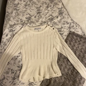 Stickad tröja - Fin stickad tröja i krämvit färg