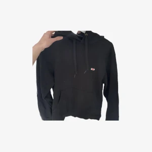 Hov1 hoodie - Limited hov1 hoodie med motivet kärleksbrev. Säljes då den ej används längre. Använd men i nyskick. Nypris 600. Priset är diskuterbart vid snabb affär.