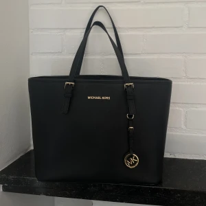 Michael Kors Jet Set - Säljer min Michael Kors väska som inte kommer till så mycket användning. Väldigt fint skick. Köpt på Macy’s i USA för några år sedan, nypris ca 3000 kr🖤