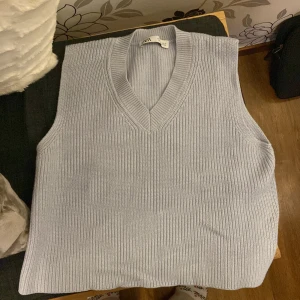 Stickat från Zara - Jättefin väst den är från zara och har används max 2 gånger. Den är i M fast passar mig som har XS.
