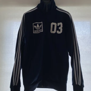 mörkblå adidas zip hoodie - Säljer denna mörkblåa zip hoodie i stolek S. Bra skick. hör av er för mer info. 