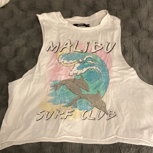 Vitt linne med avlånga ärmar - Ett fint sommar linne som funkar utmärkt på stranden 